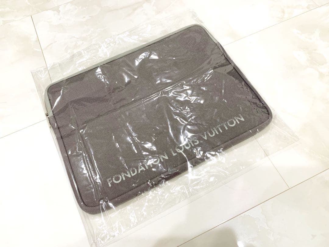 【新品未使用】　FONDATION ルイヴィトン美術館　PCケース