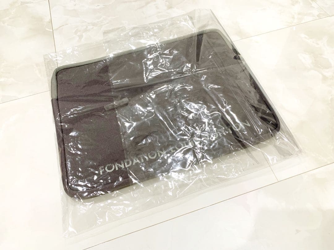 【新品未使用】　FONDATION ルイヴィトン美術館　PCケース