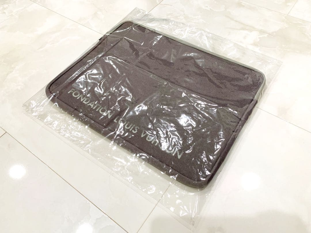 【新品未使用】　FONDATION ルイヴィトン美術館　PCケース