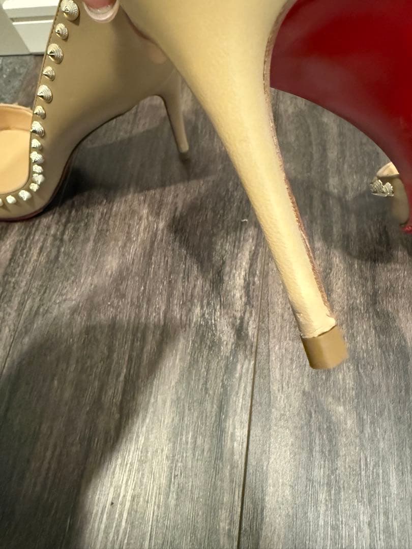 美品　Christian Louboutin スタッズ付きハイヒール