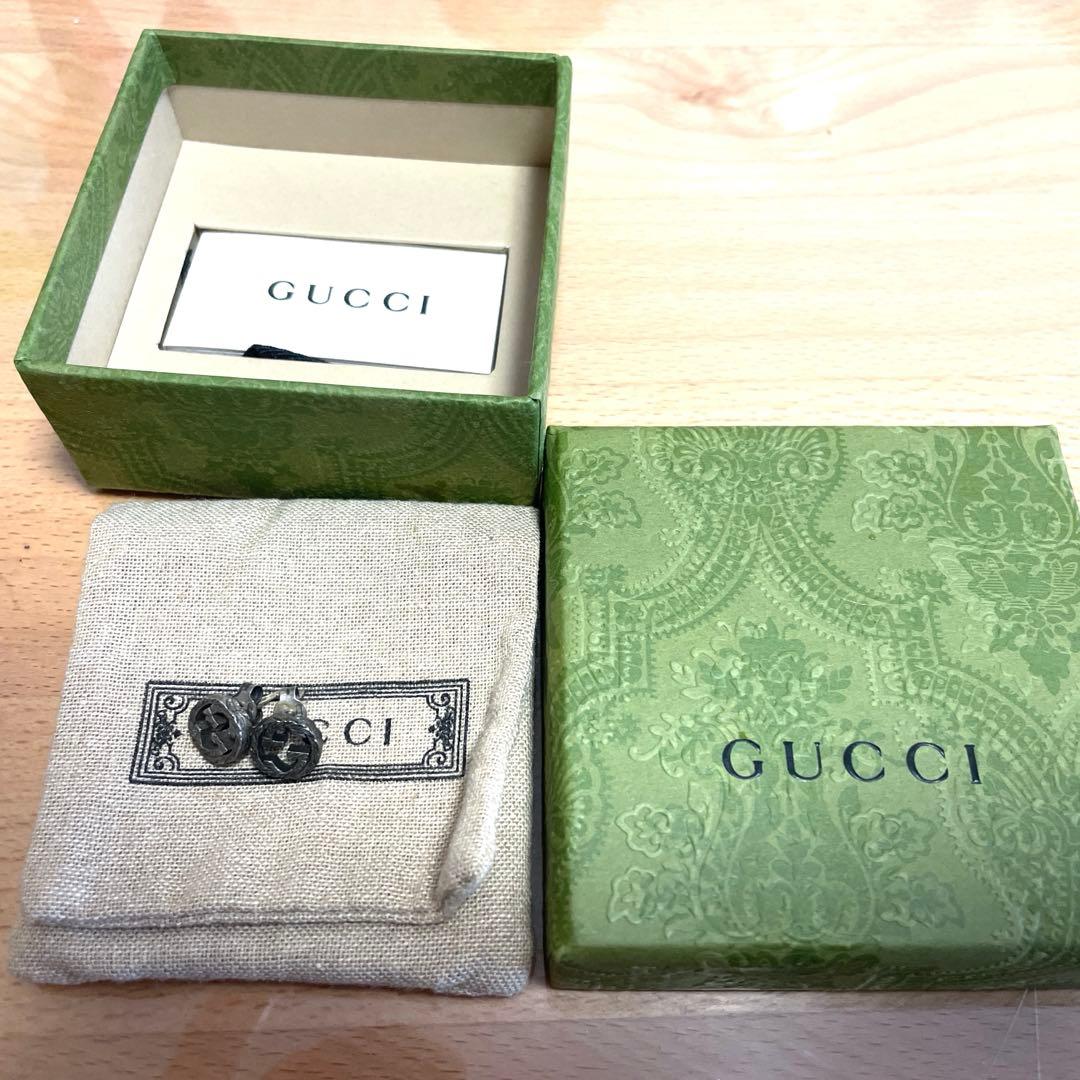 GUCCI シルバー ロゴ入りスタッドピアス