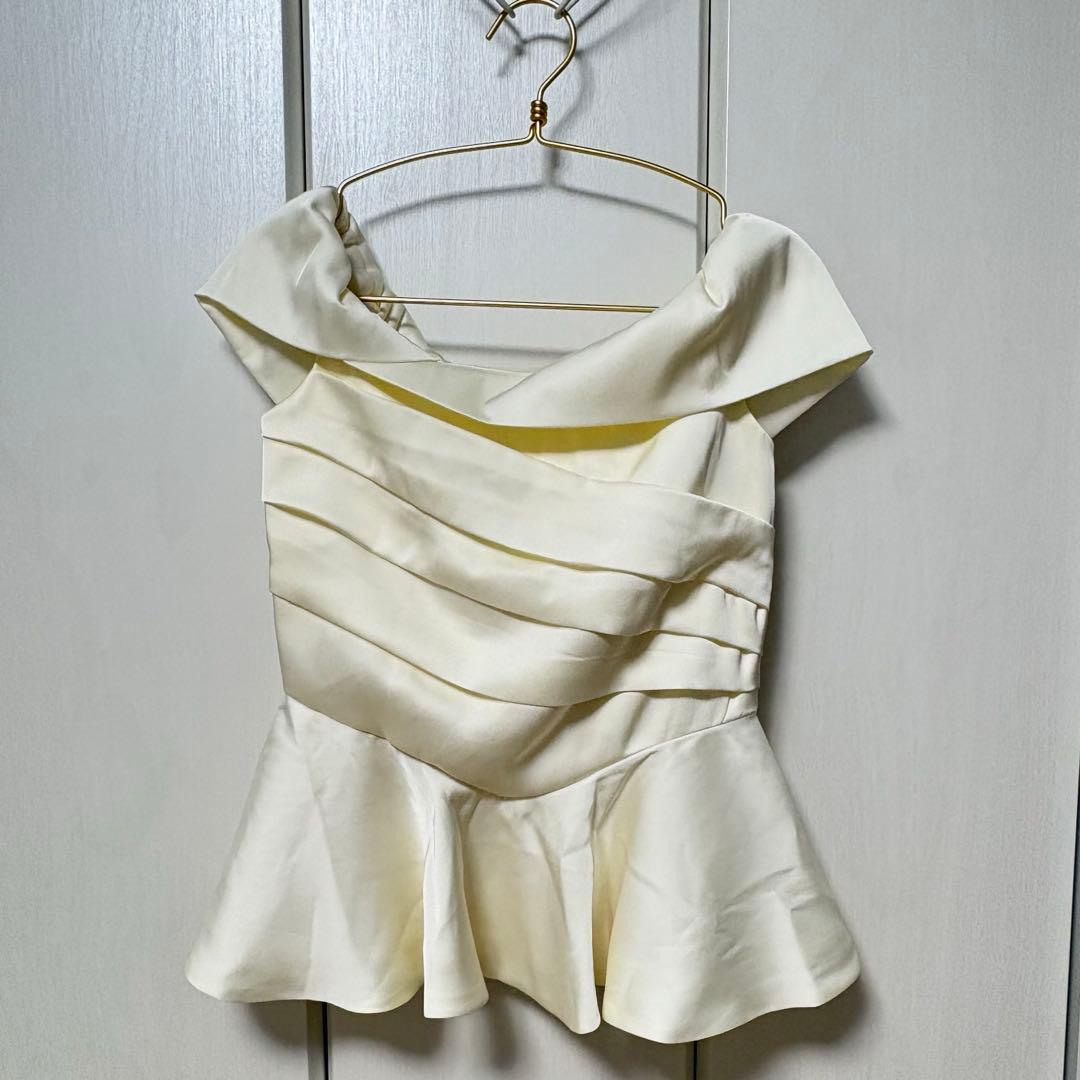 【poláura】ポローラ ロマンティックサテンぺプラムトップス