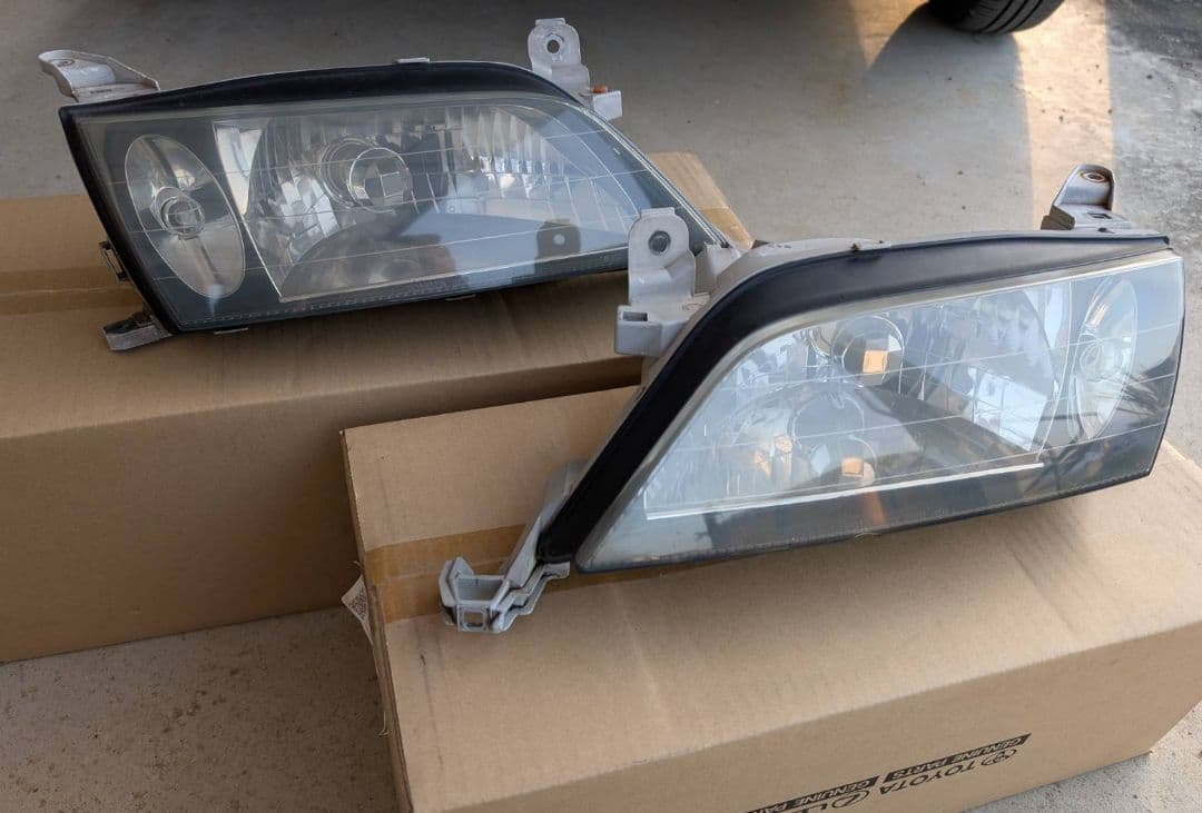 AT210後期カリーナGT純正ヘッドライト左右