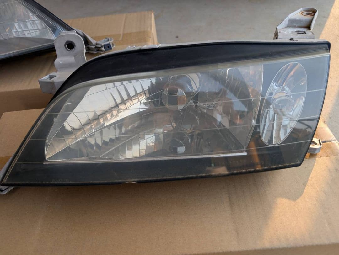 AT210後期カリーナGT純正ヘッドライト左右