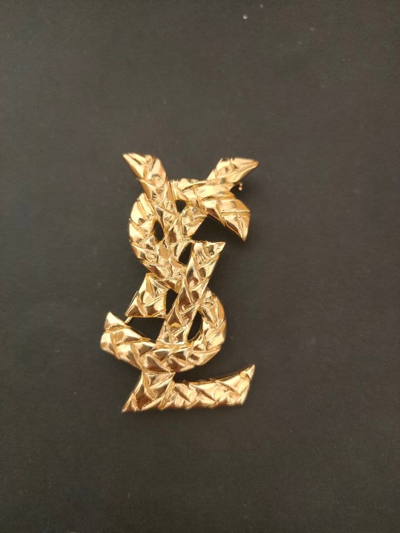 イヴサンローラン　ブローチ　ロゴ　ゴールド　付属品なし