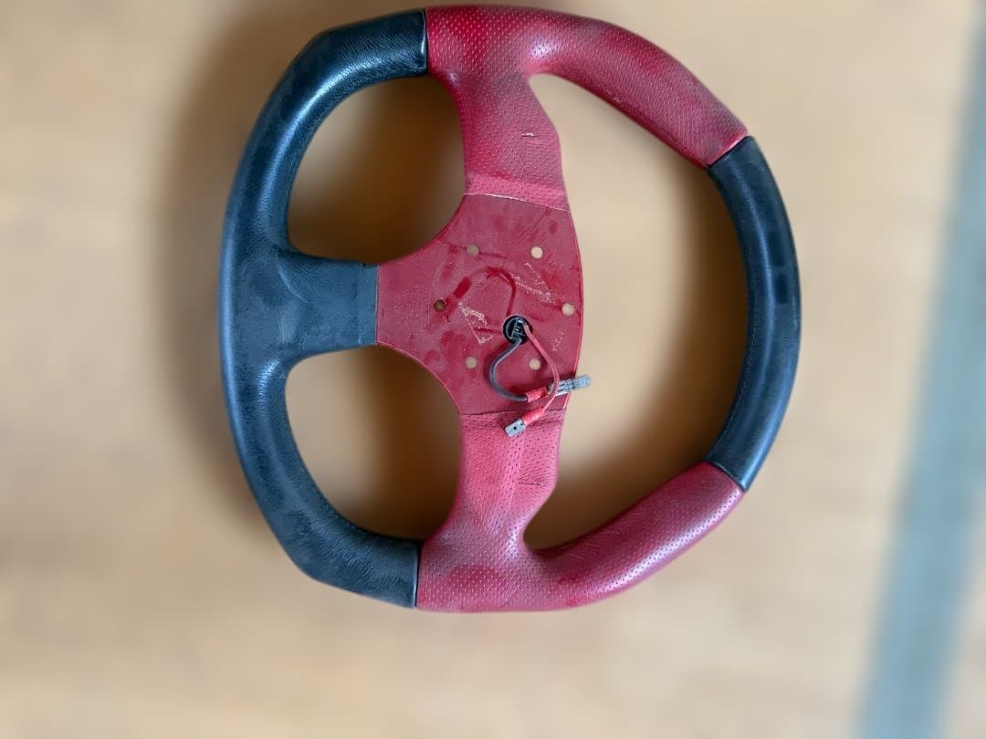 中古　momo コンペティション ステアリング 赤黒