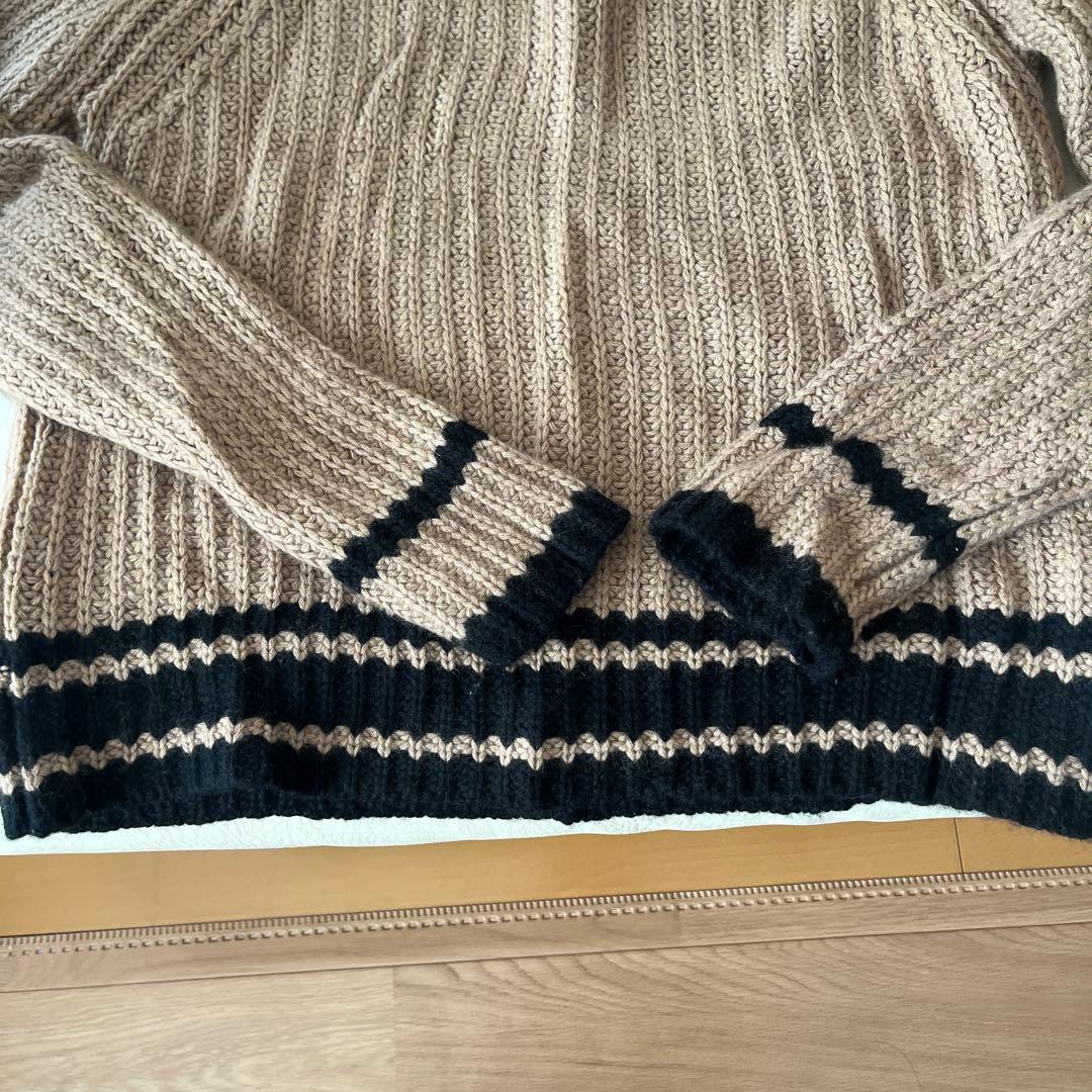 モンクレール　ベージュと黒のストライプ ハイネックセーター