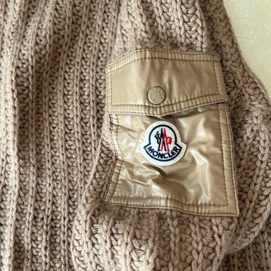 モンクレール　ベージュと黒のストライプ ハイネックセーター