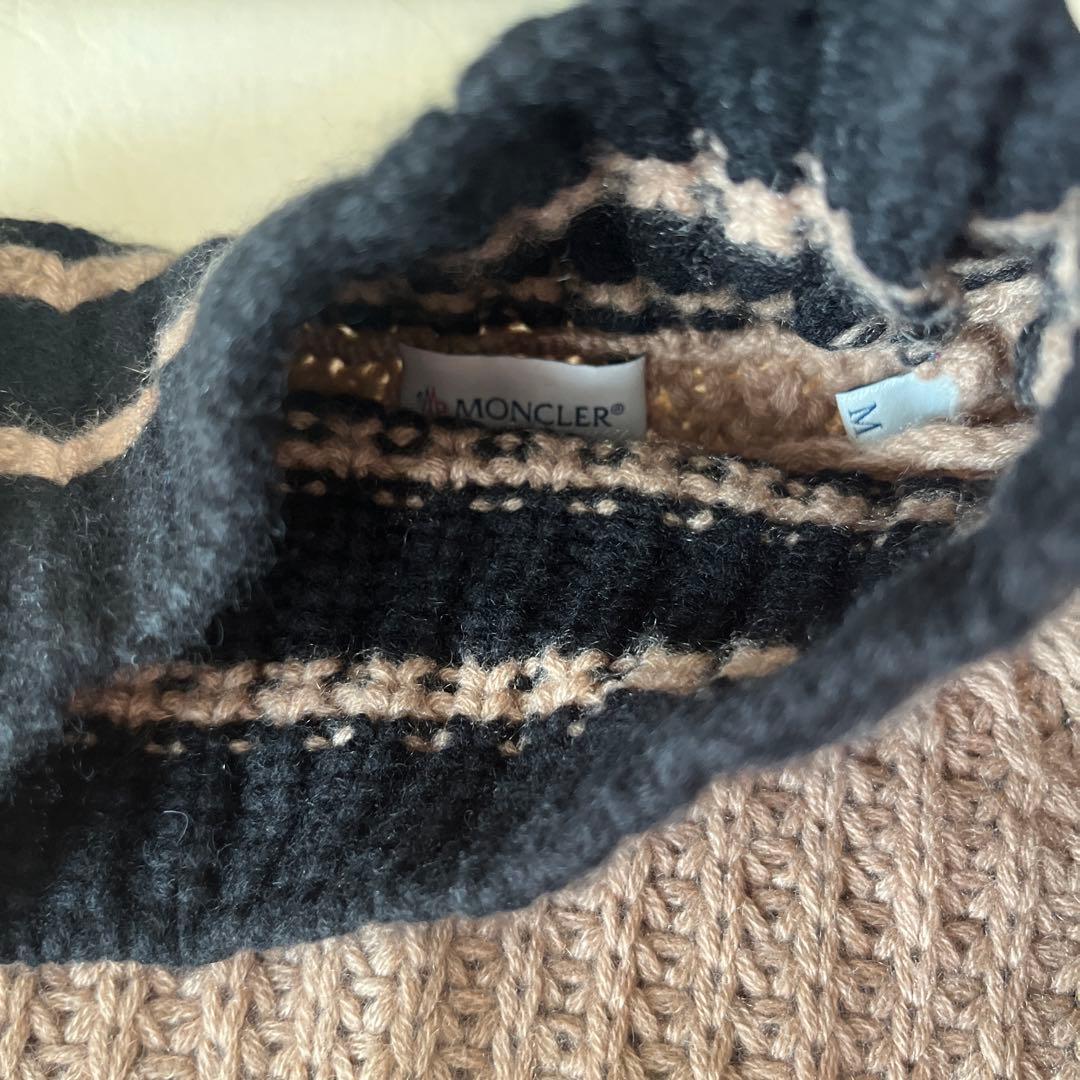 モンクレール　ベージュと黒のストライプ ハイネックセーター