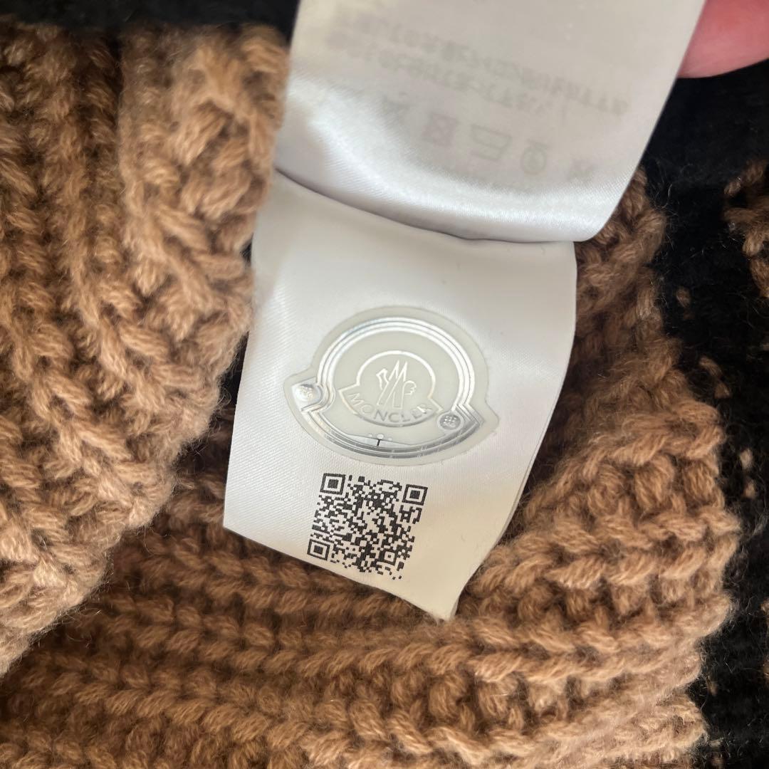 モンクレール　ベージュと黒のストライプ ハイネックセーター