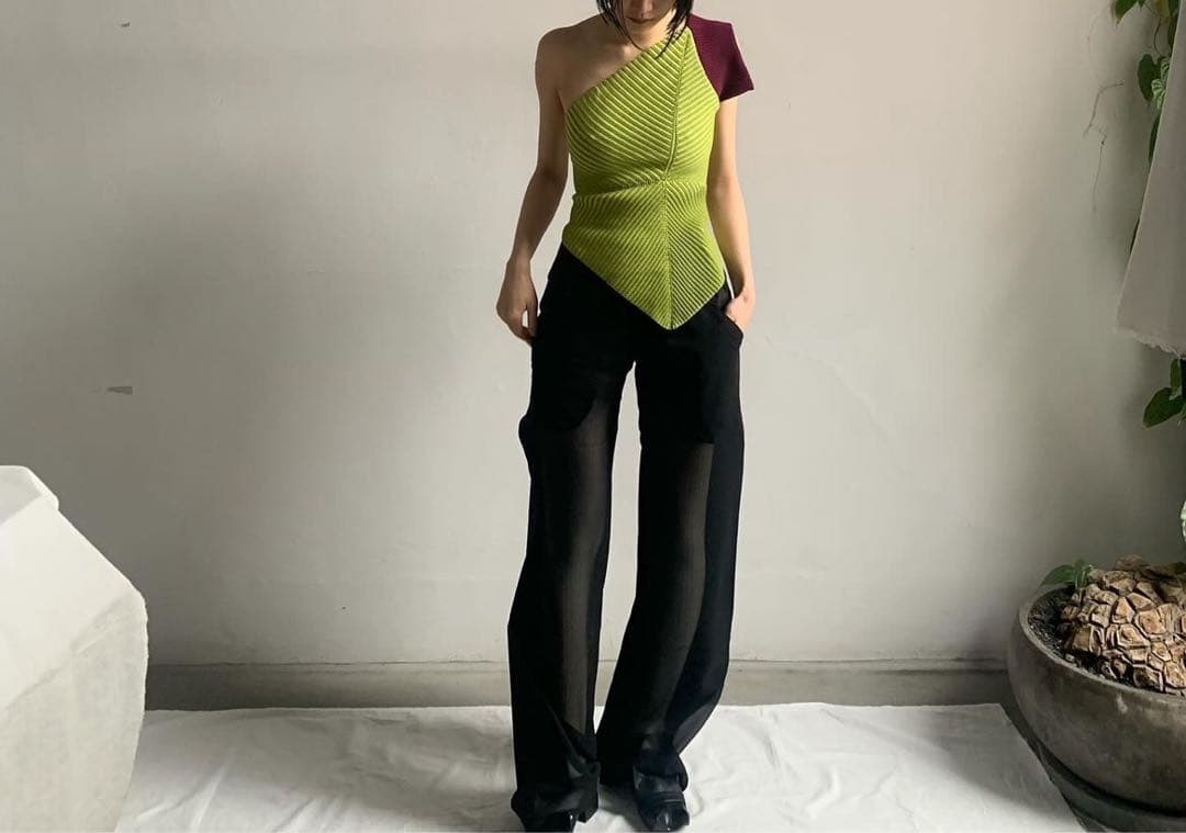 paula canovas del vas newjeans ハニ着用 トップス