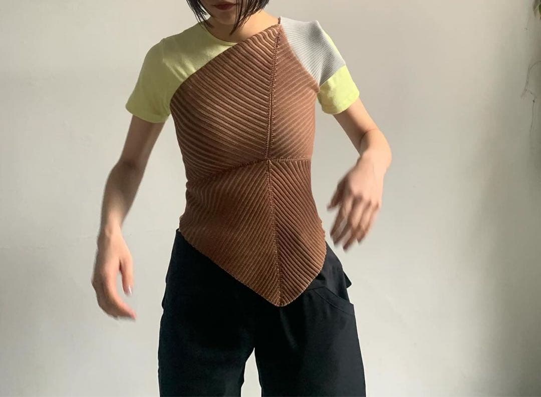 paula canovas del vas newjeans ハニ着用 トップス