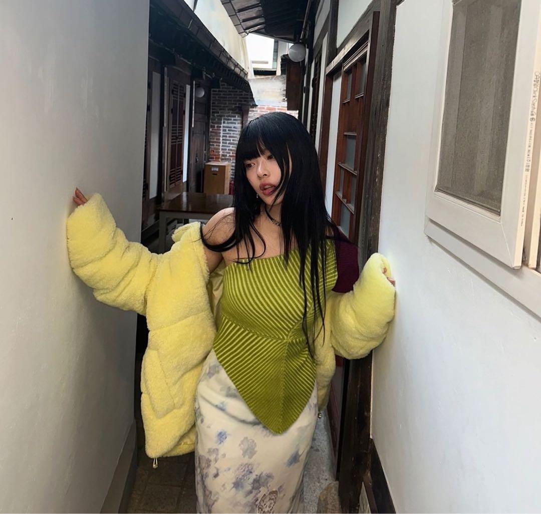 paula canovas del vas newjeans ハニ着用 トップス