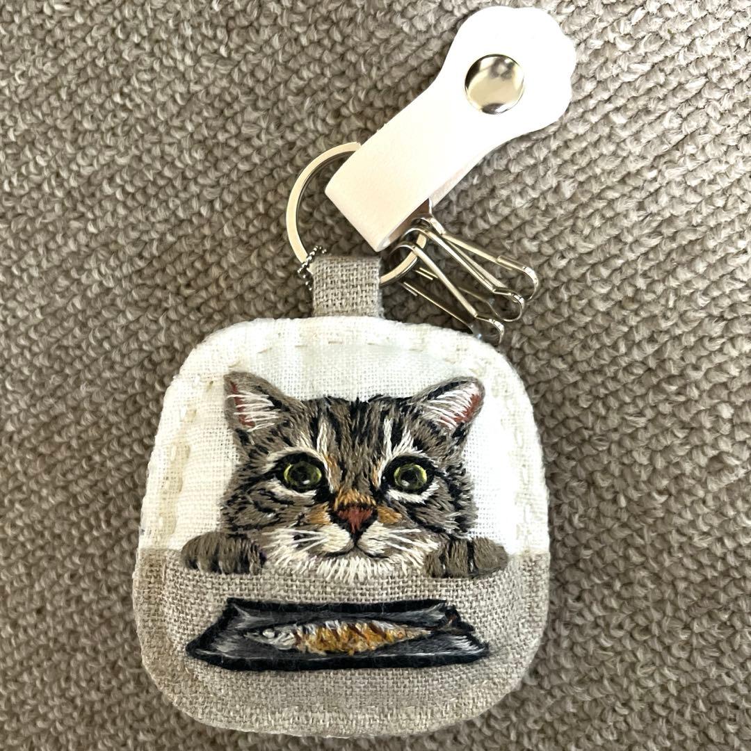 n*u様 ハンドメイド刺繍キーホルダー　焼き魚とキジトラさん