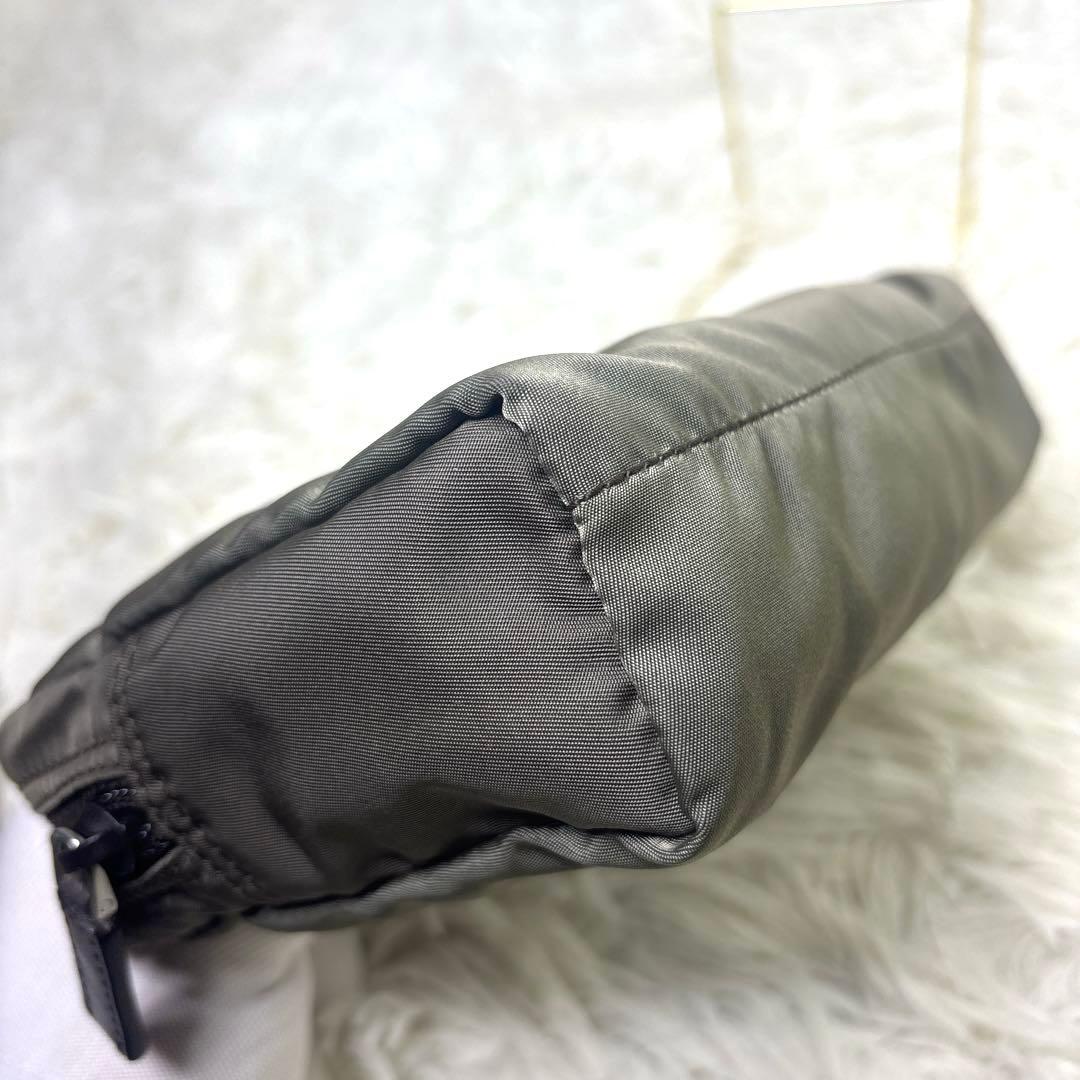 [極美品] PRADA プラダ　ナイロンポーチ　メイク　小物入れ　三角プレート