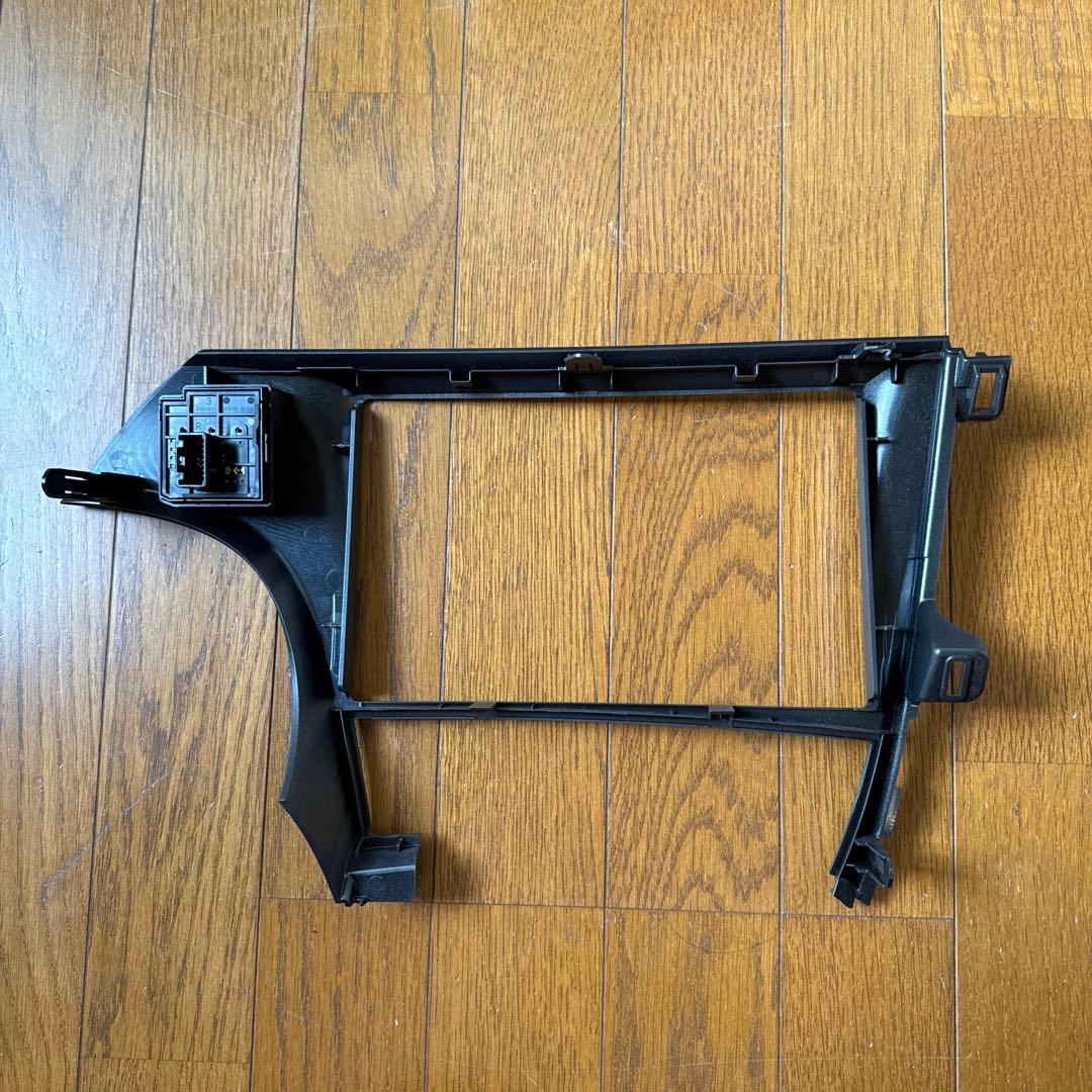 E*S様 30プリウス　ナビパネル枠外側 黒 スイッチ付き　9inc 美品