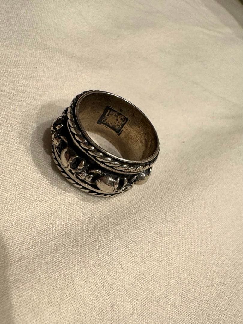 レザーズアンドトレジャーズ　スクロール ウィズ スカル リング（シルバー925）