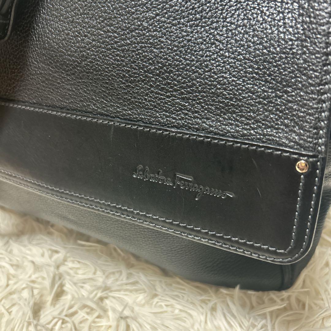 Salvatore Ferragamo フェラガモ　黒　革　メッセンジャーバッグ