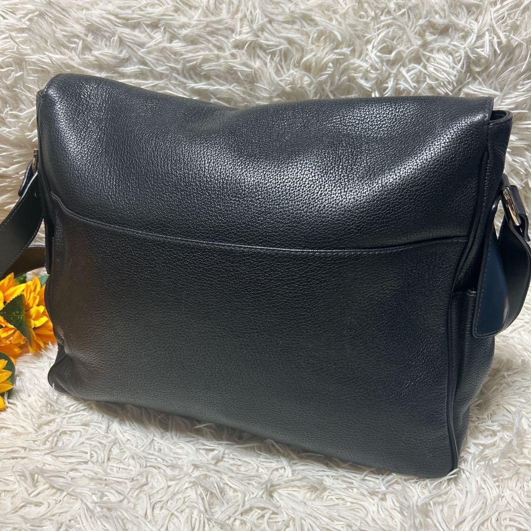 Salvatore Ferragamo フェラガモ　黒　革　メッセンジャーバッグ
