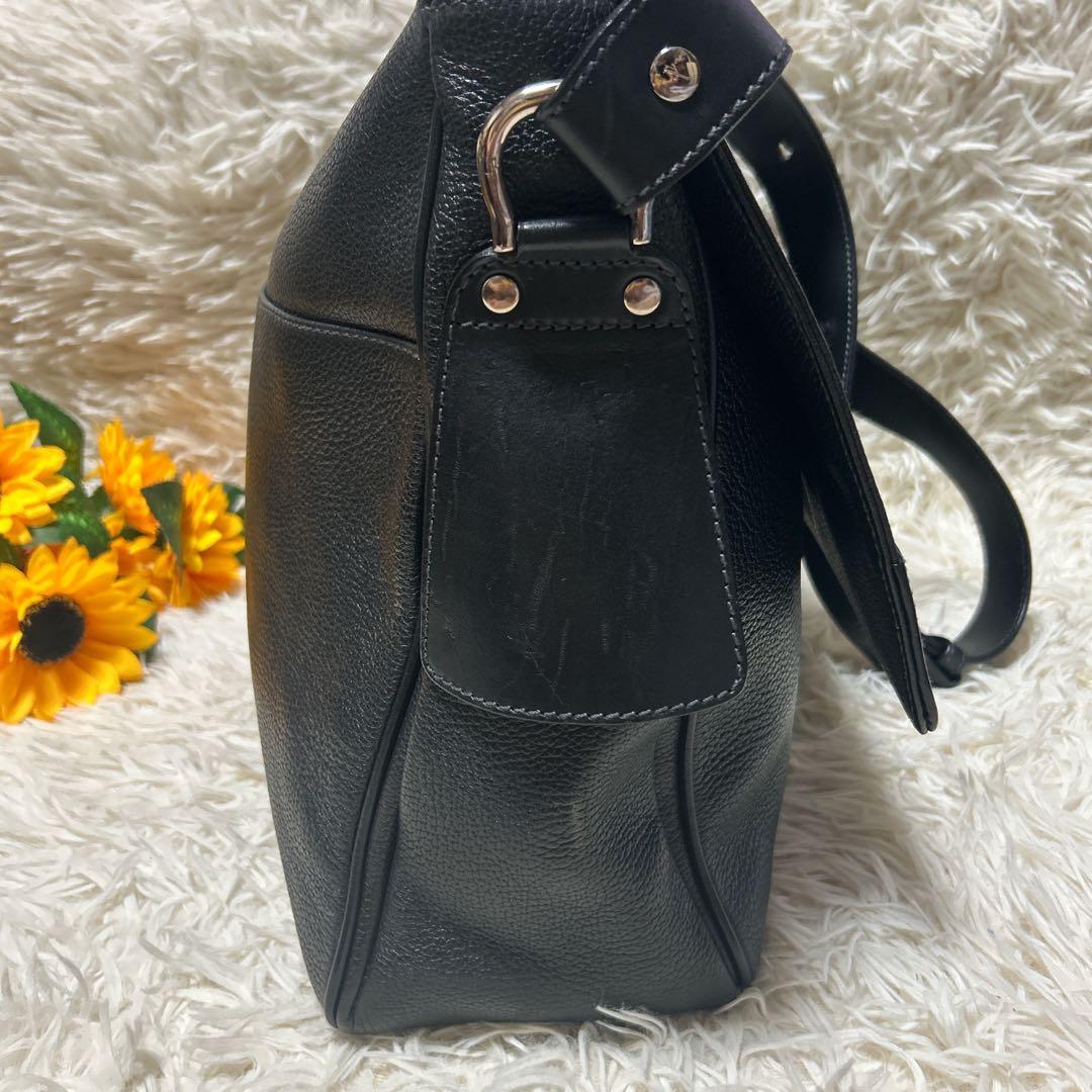 Salvatore Ferragamo フェラガモ　黒　革　メッセンジャーバッグ