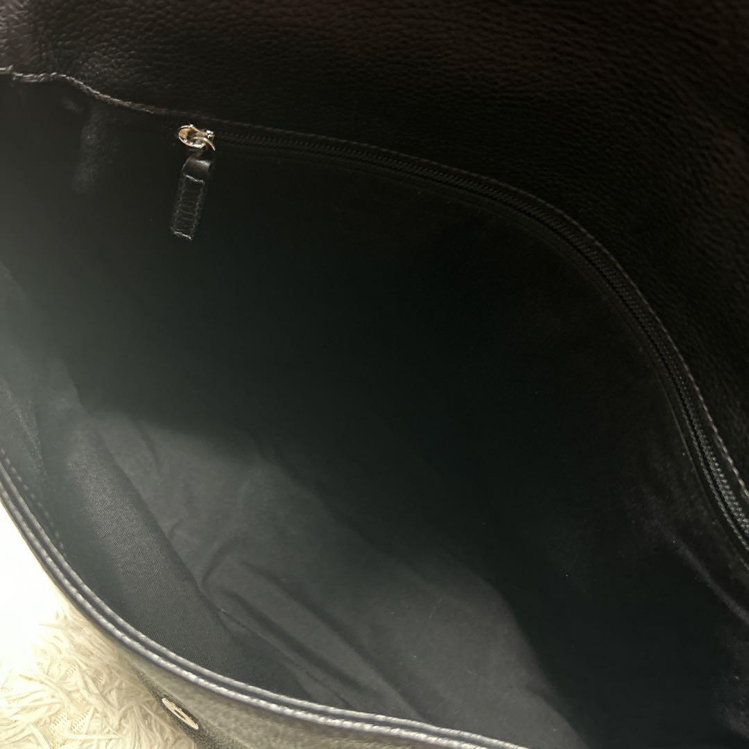 Salvatore Ferragamo フェラガモ　黒　革　メッセンジャーバッグ