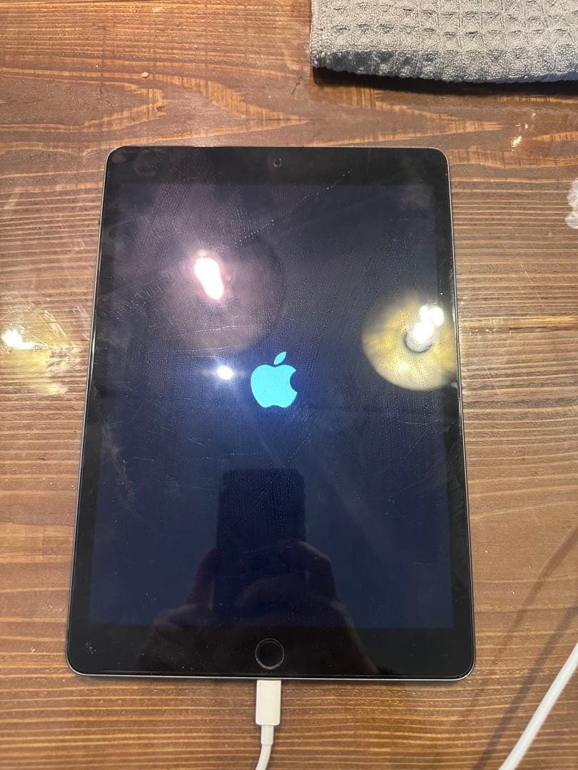 Apple iPad第9世代 本体 スタンド付きケース付き