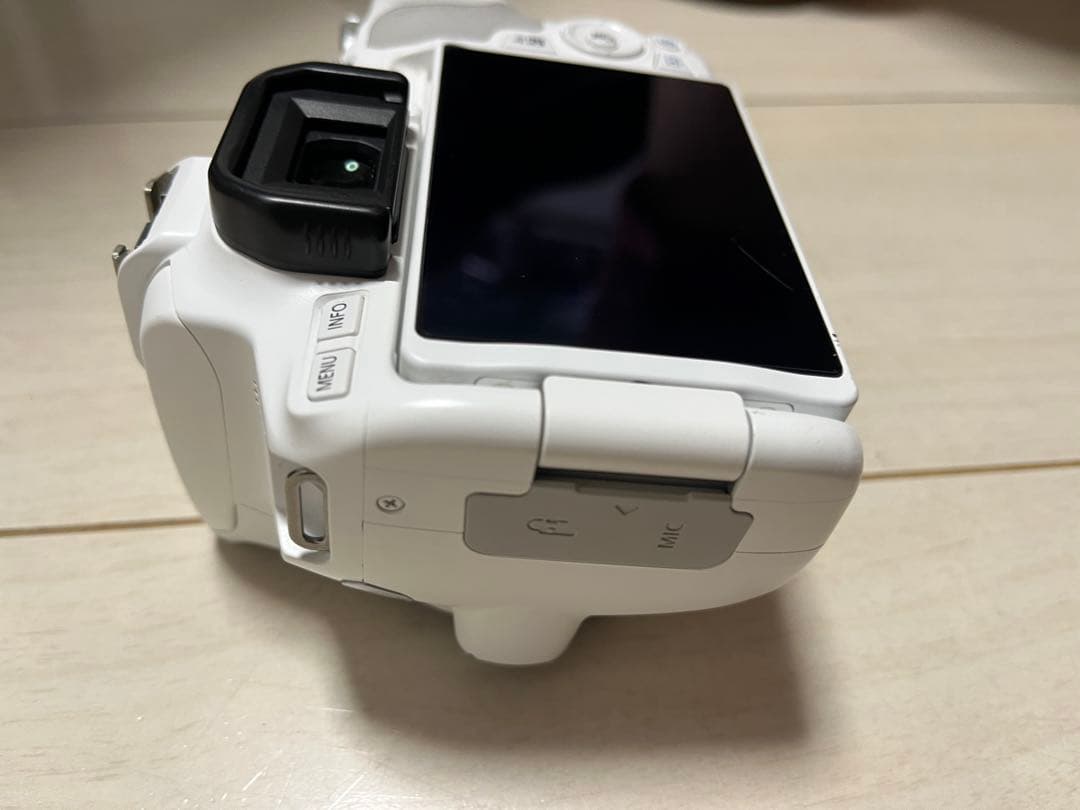 Canon EOS Kiss X10 ボディ（デジタル一眼レフカメラ）