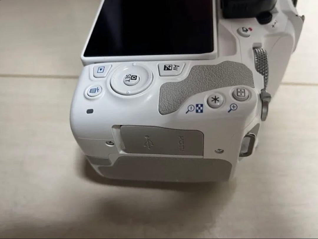 Canon EOS Kiss X10 ボディ（デジタル一眼レフカメラ）