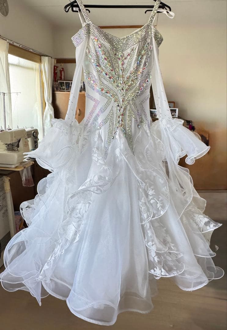 美品　社交ダンスドレス　スタンダードドレス　ホワイトドレス　ふわふわドレス