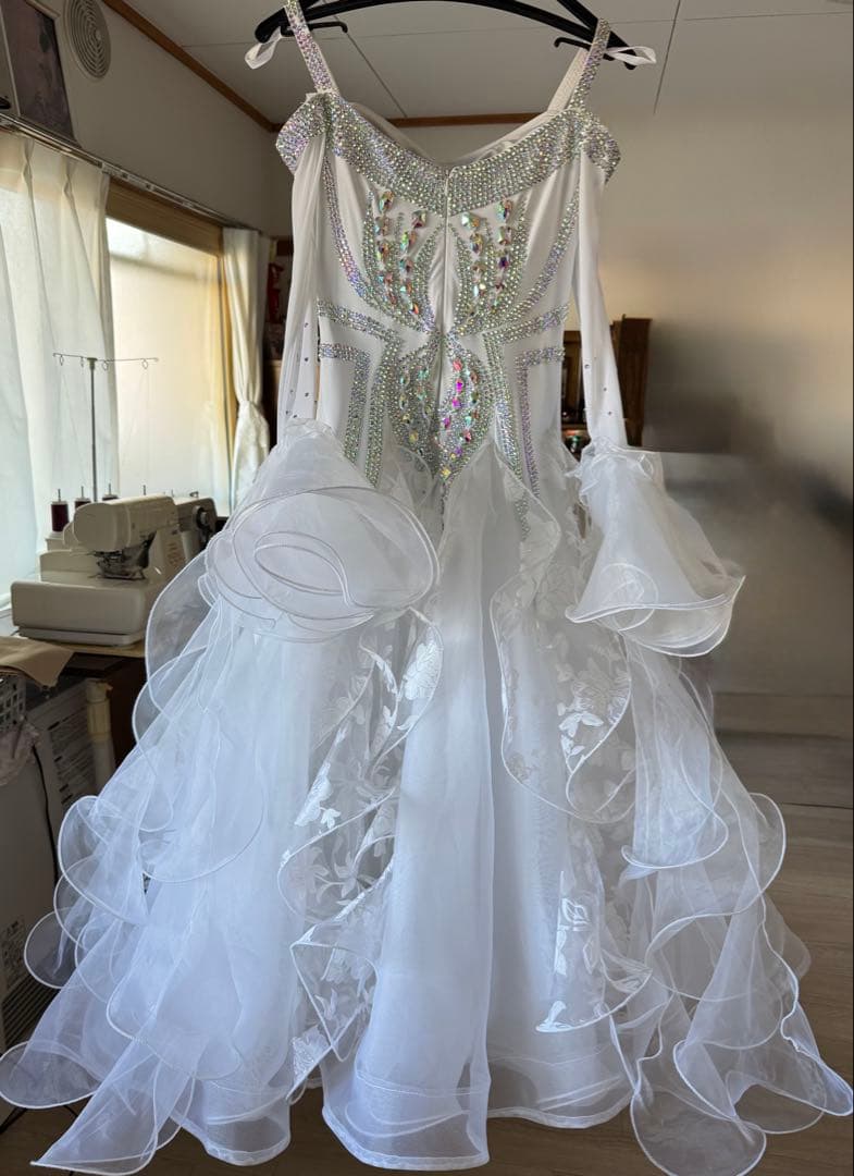 美品　社交ダンスドレス　スタンダードドレス　ホワイトドレス　ふわふわドレス