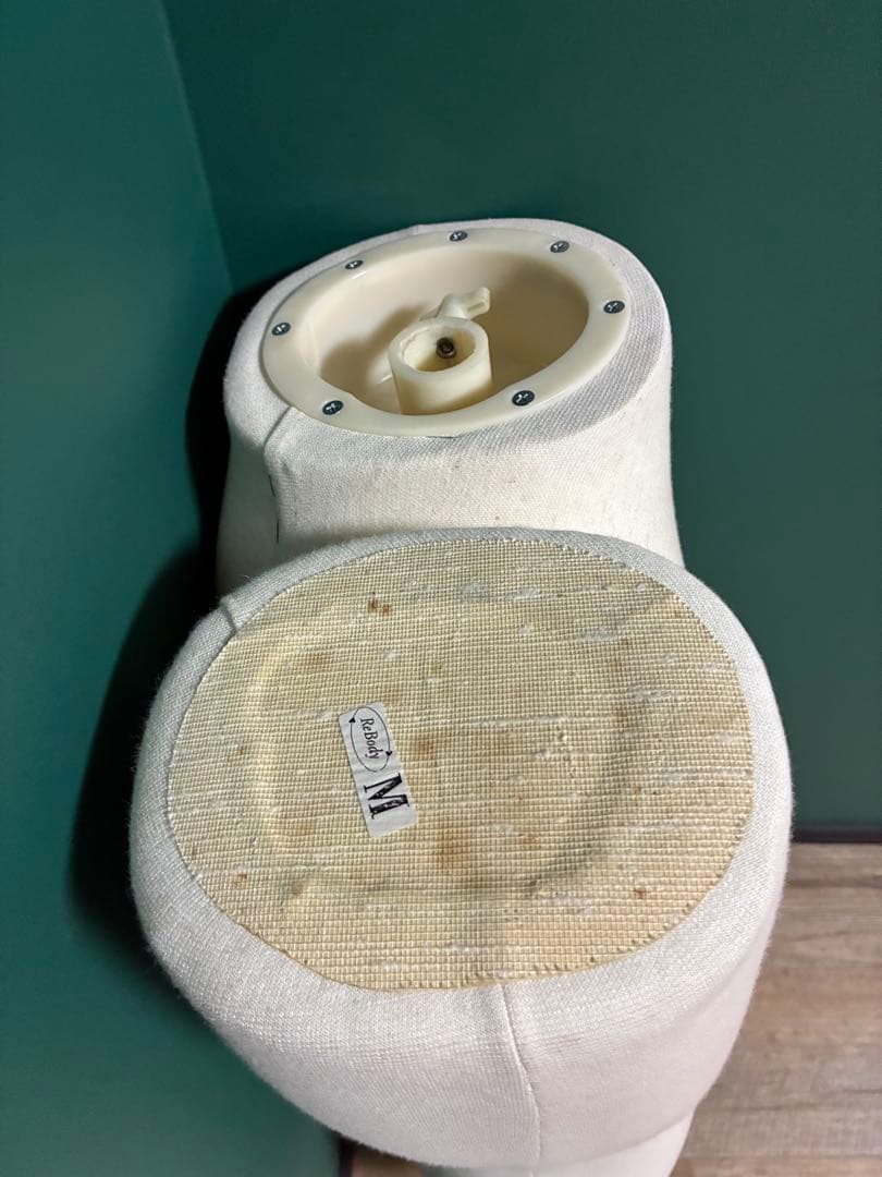 【美品】ステンレストルソー　布製ベージュ　土台付き 男性 木製首 撮影用