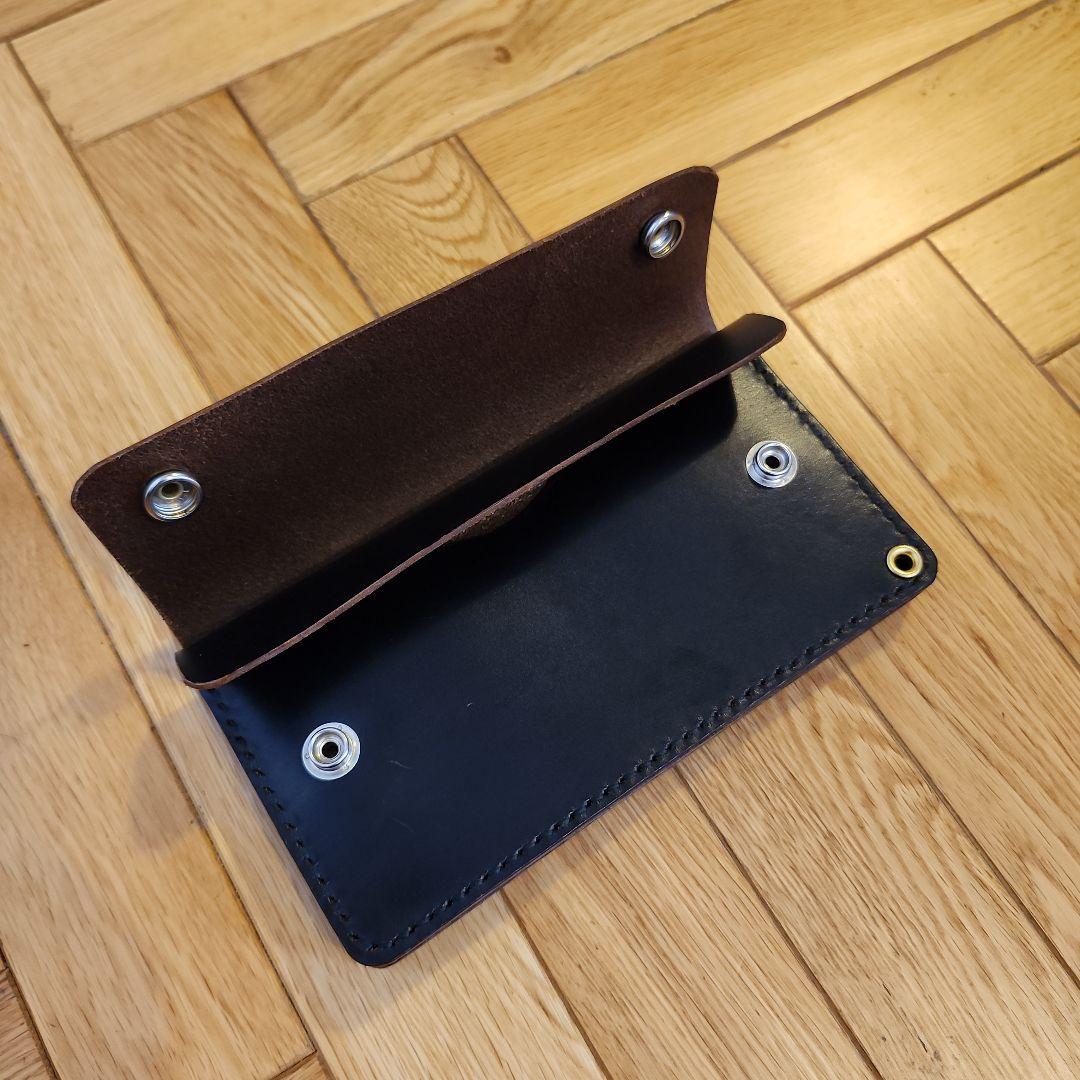 トラッカーウォレット　ブラック　茶芯　ホースバッド　新喜皮革