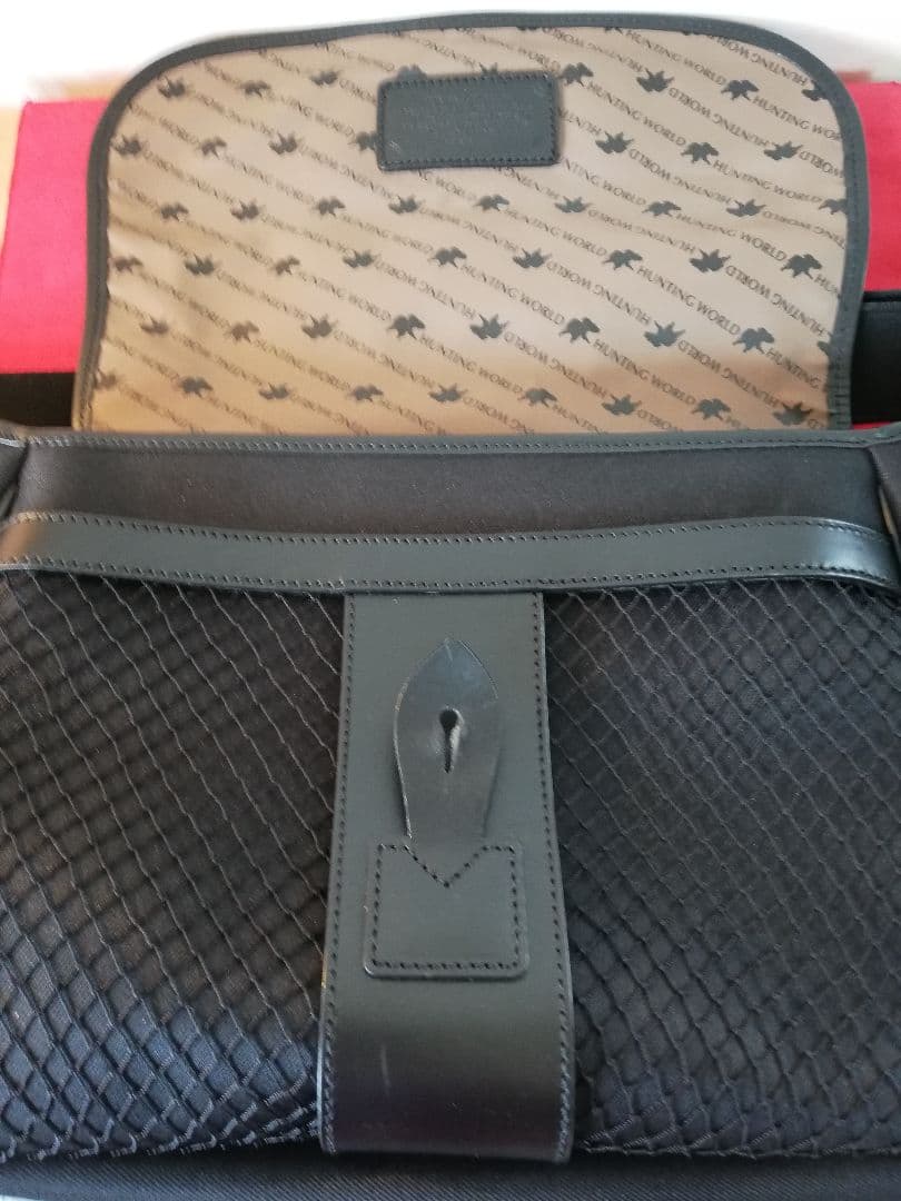 ★ハンティングワールド ショルダーバッグ　ブラック　 レザー×キャンバス　A4可