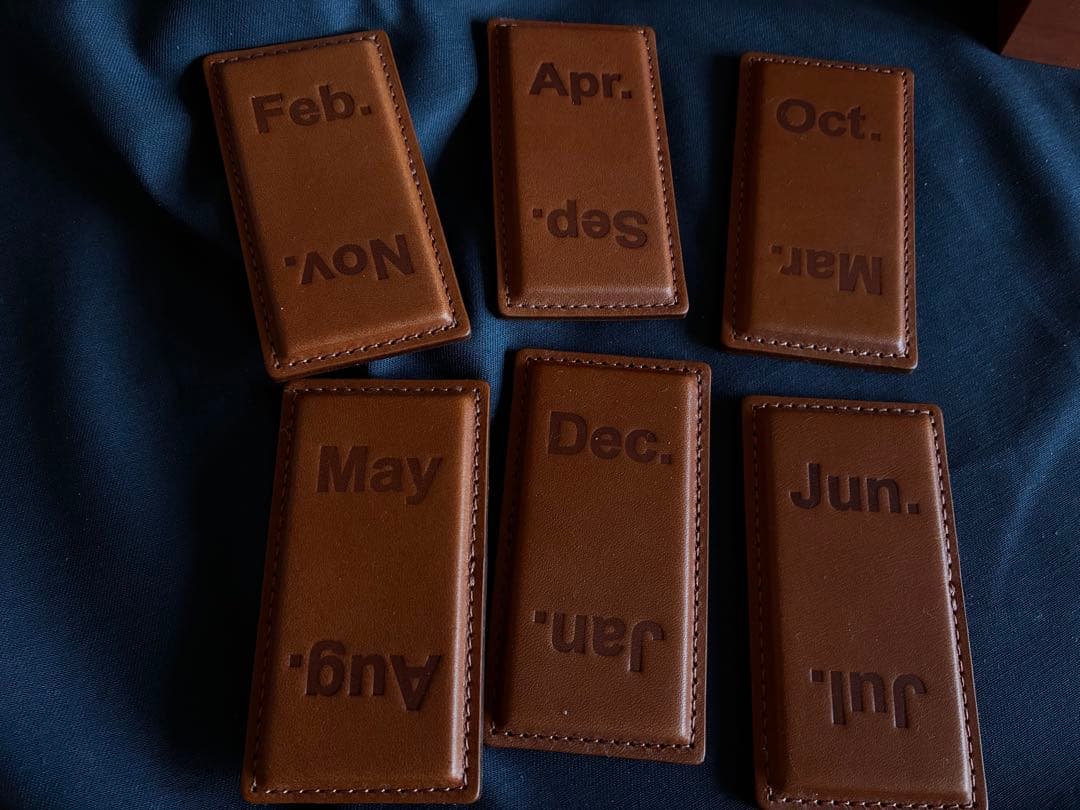 土屋鞄パーペチュアルカレンダー レザー製置き型カレンダー