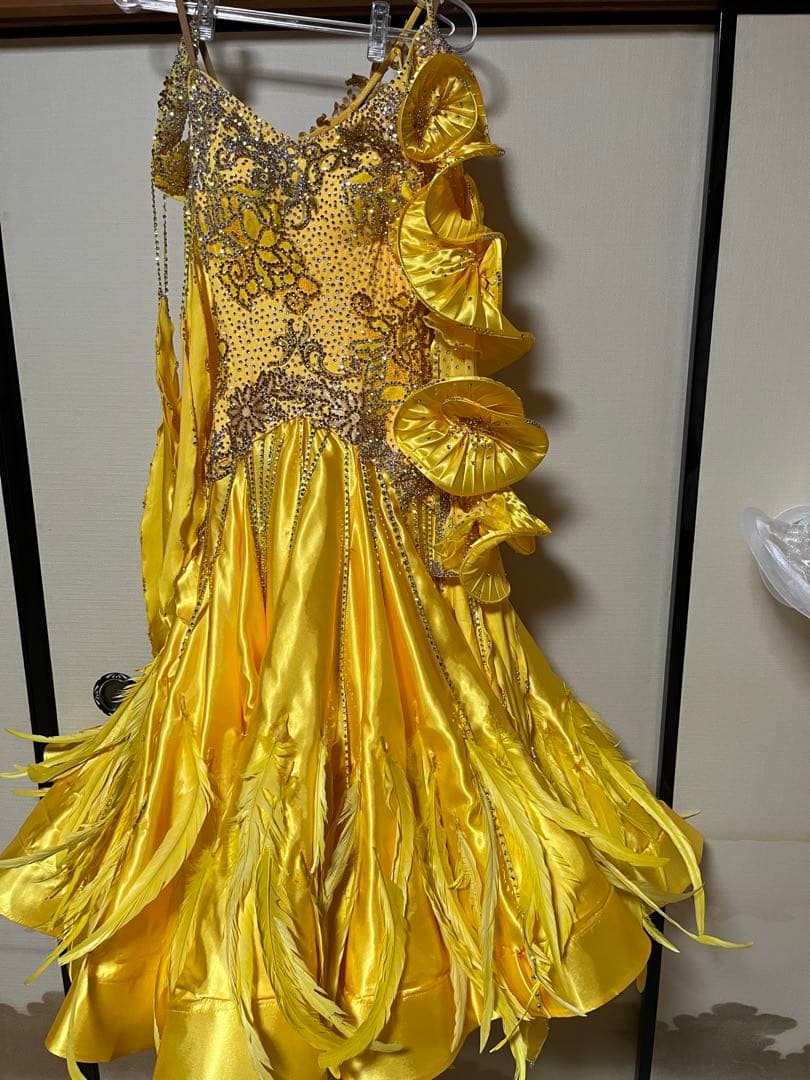 社交ダンスドレス 黄色 フリル付き 羽根付き競技ドレス