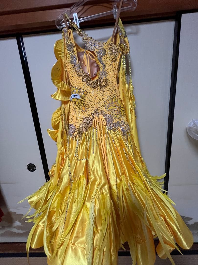 社交ダンスドレス 黄色 フリル付き 羽根付き競技ドレス