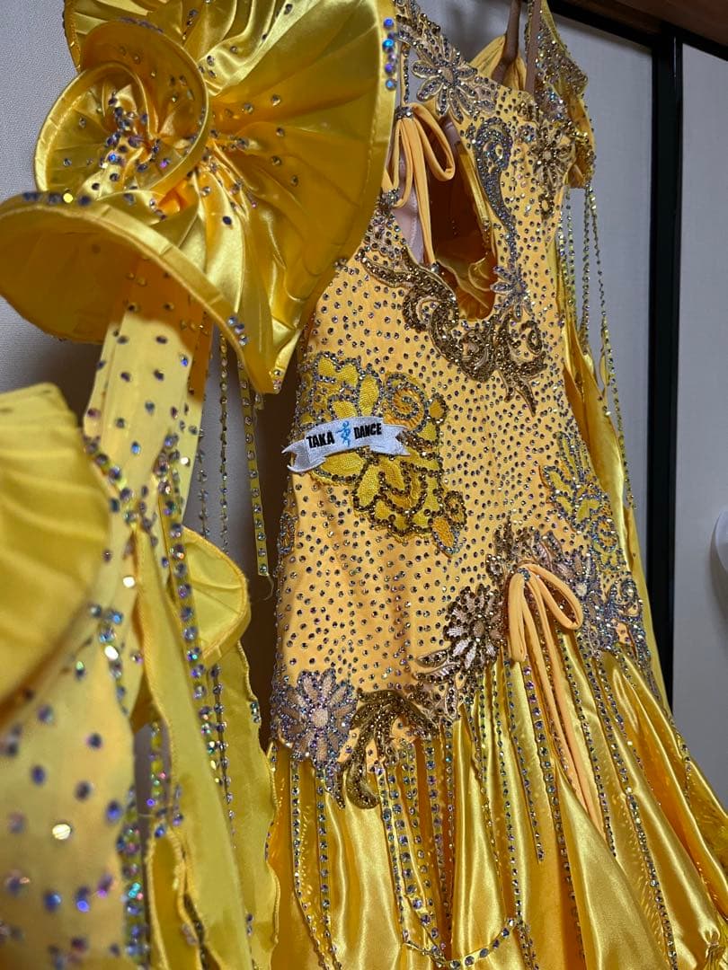社交ダンスドレス 黄色 フリル付き 羽根付き競技ドレス
