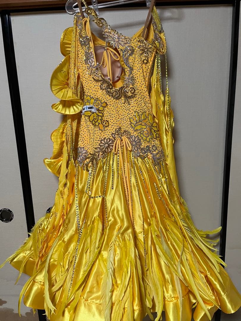 社交ダンスドレス 黄色 フリル付き 羽根付き競技ドレス