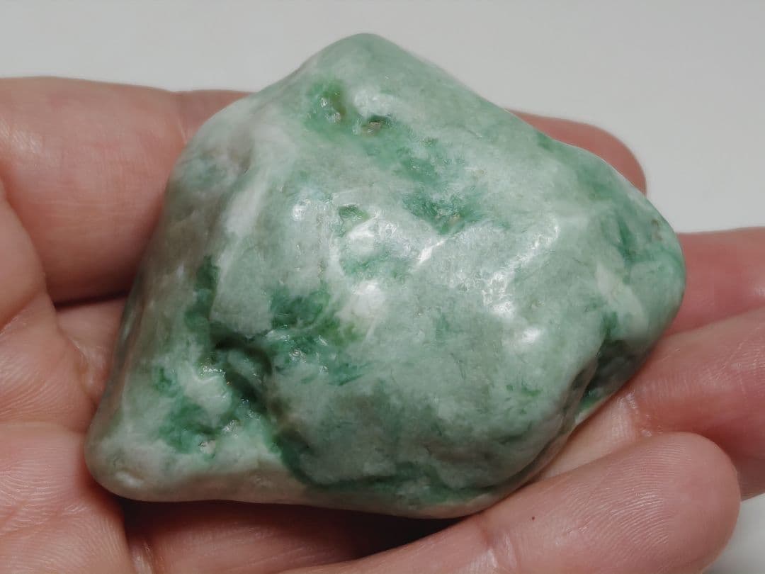 緑白 107g 翡翠 ヒスイ 原石 鑑賞石 自然石 誕生石 鉱物 鉱石 水石