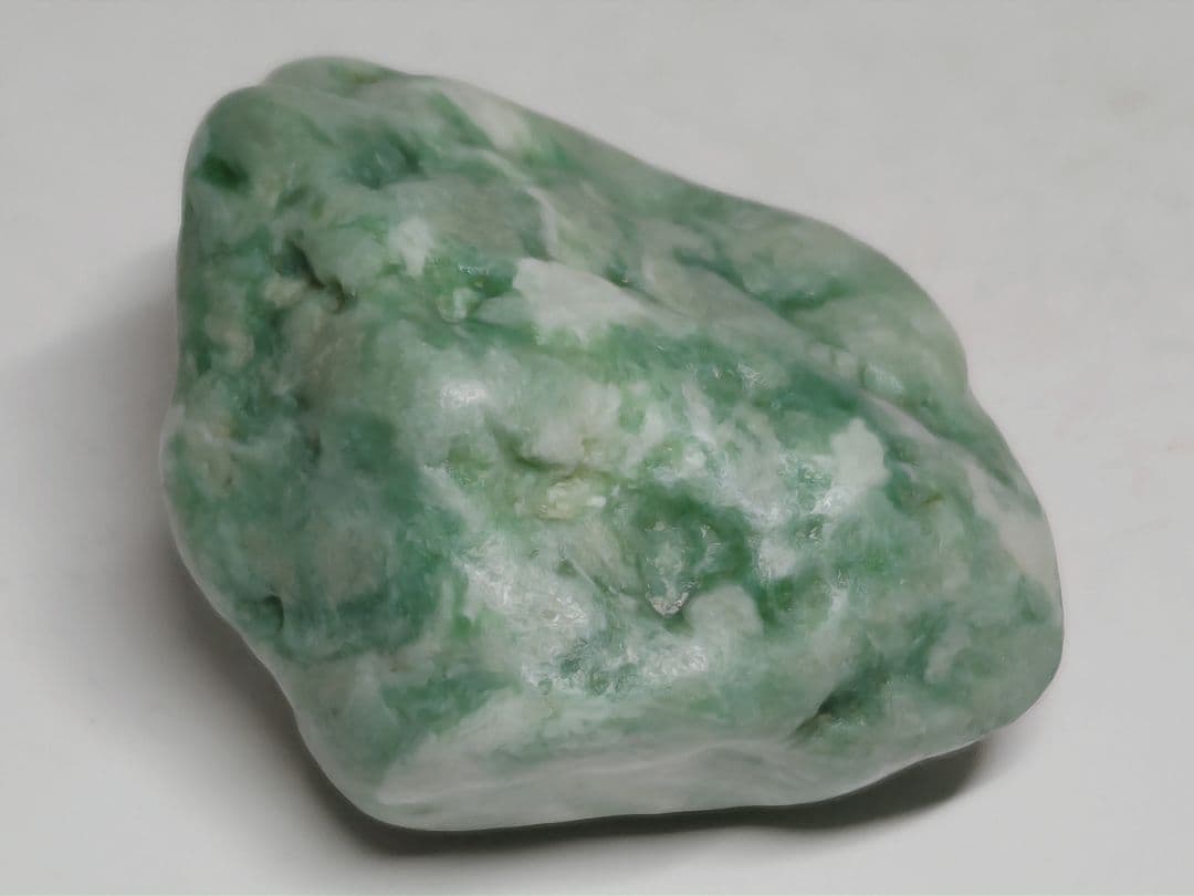 緑白 107g 翡翠 ヒスイ 原石 鑑賞石 自然石 誕生石 鉱物 鉱石 水石
