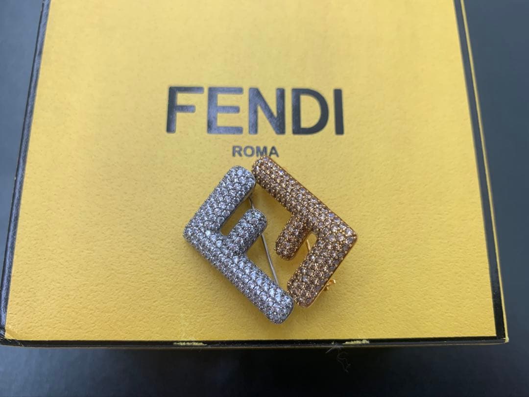 フェンディ エフイズフェンディ　ブローチ