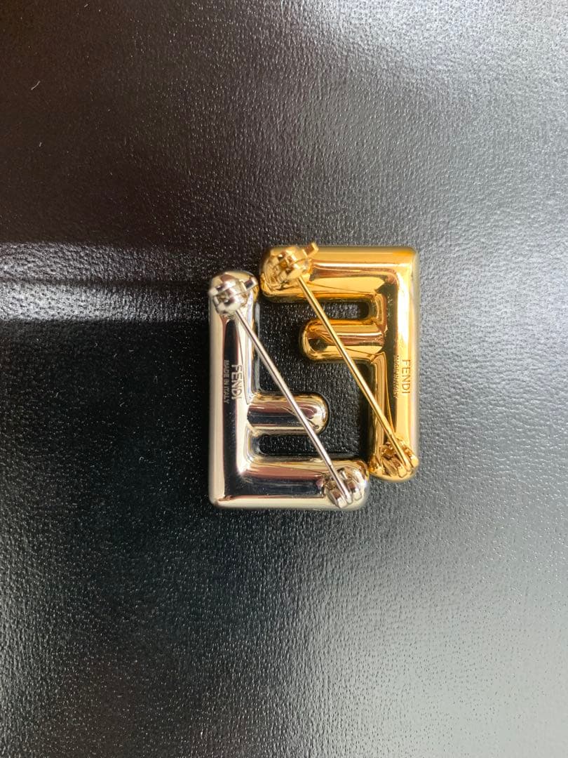 フェンディ エフイズフェンディ　ブローチ