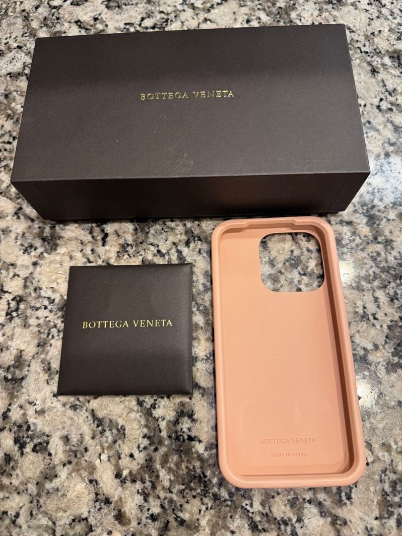 【完売】ボッテガヴェネタ　iPhone15Proケース　カメオ