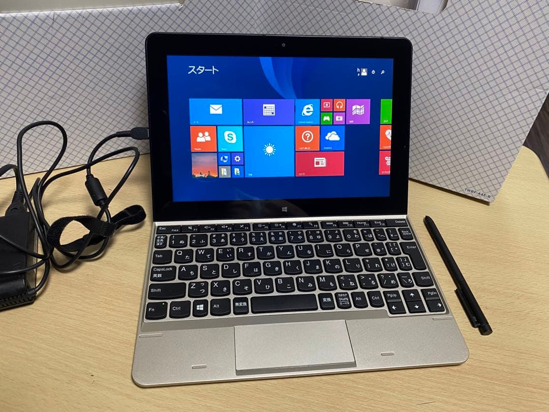 『エプソン』の８０型ロールアップスクリーン　ミニパソコン