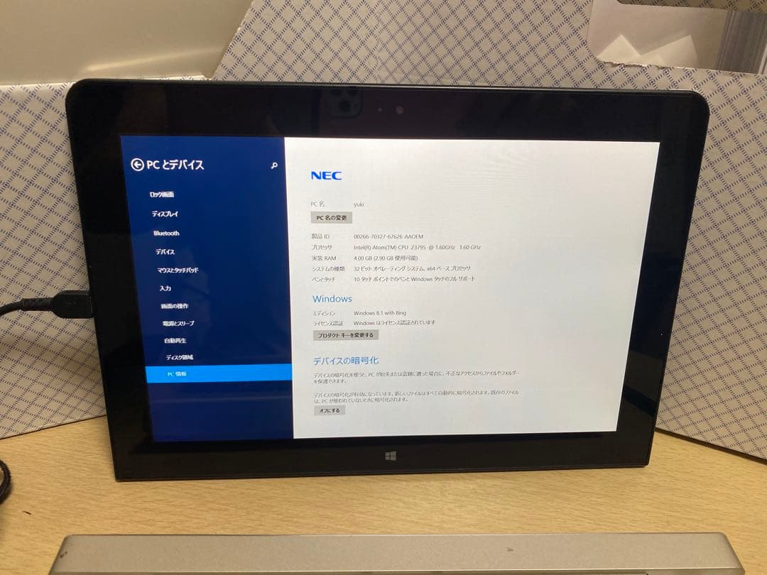 『エプソン』の８０型ロールアップスクリーン　ミニパソコン