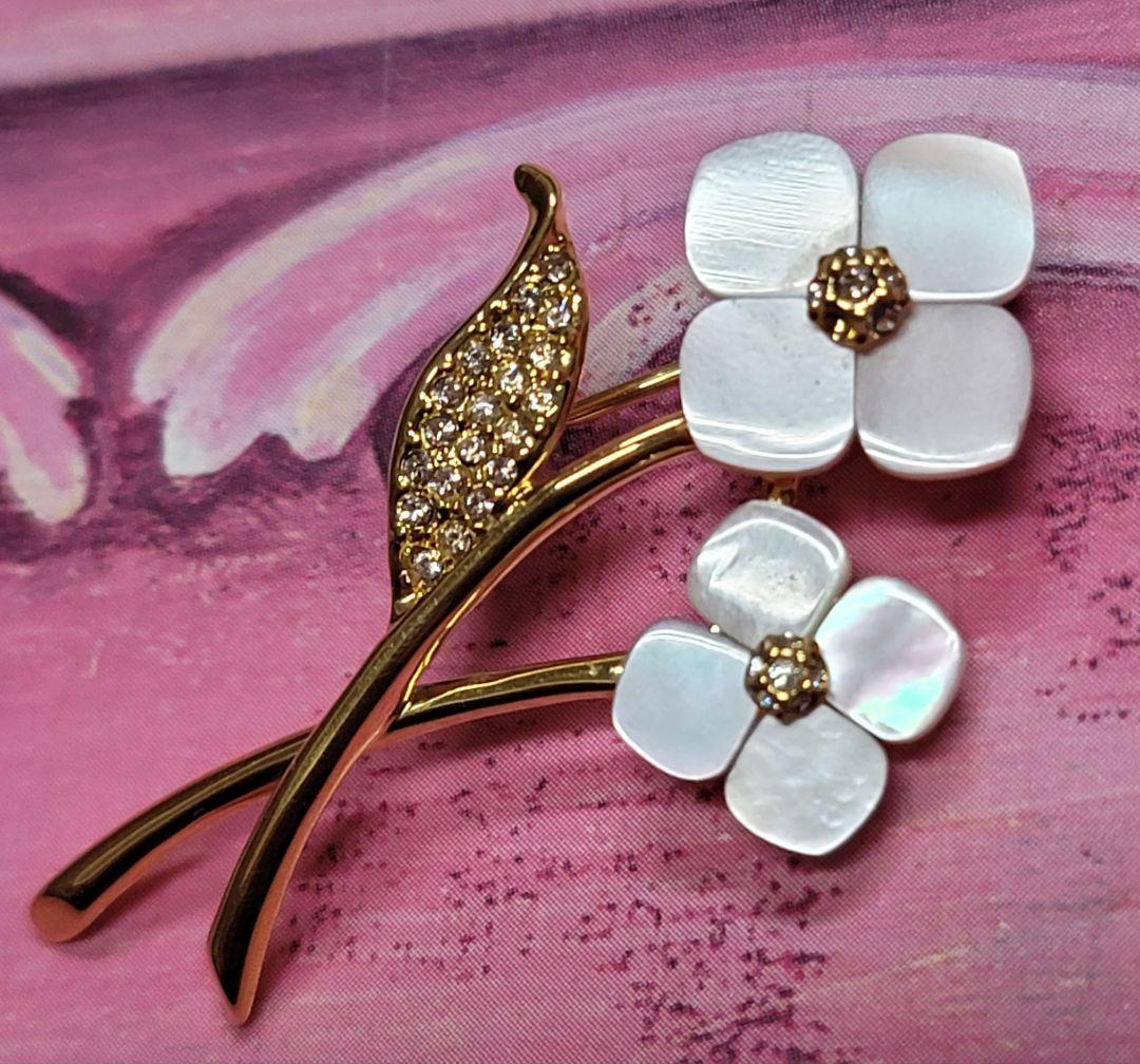 新品　ヴァンドームブティック　 ピンブローチ　白蝶貝　シマエナガ　ブローチ