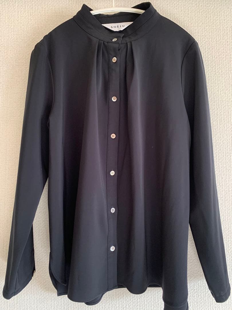 SOEJU スタンドカラータックブラウス