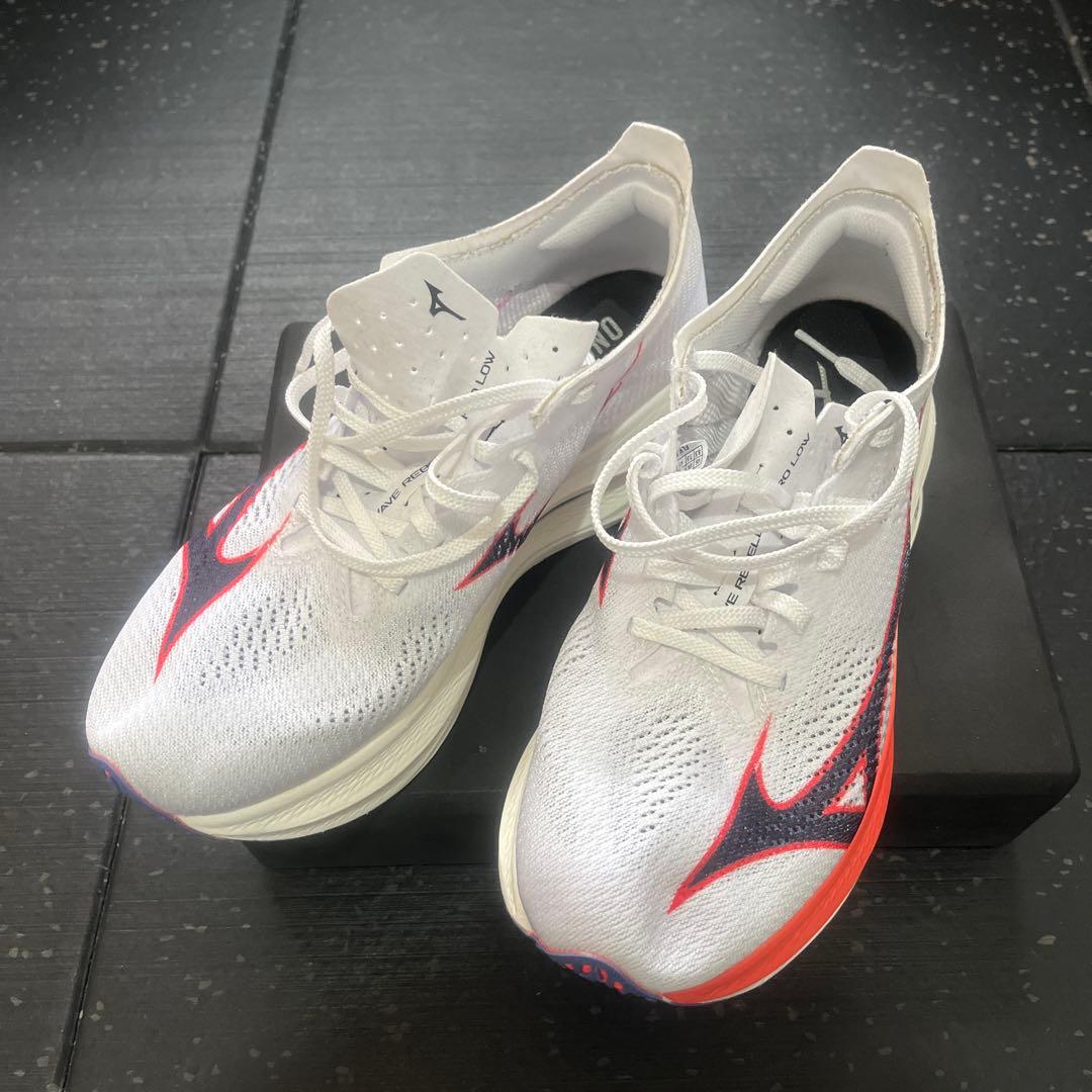 【極美品】ミズノ ウェーブリベリオンプロ LOW [26.5]cm