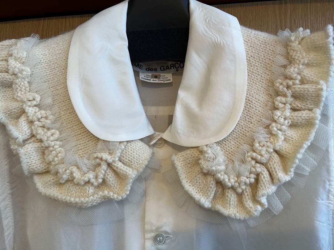 コムデギャルソン　ボリュームフリル襟ブラウス　aiko着用