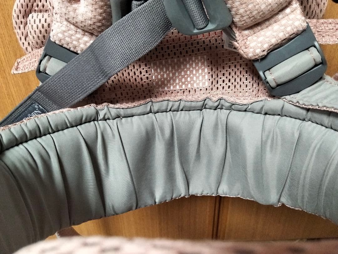 【ぴーや】【カバー付／美品】ベビービョルン ハーモニー　ダスティピンク